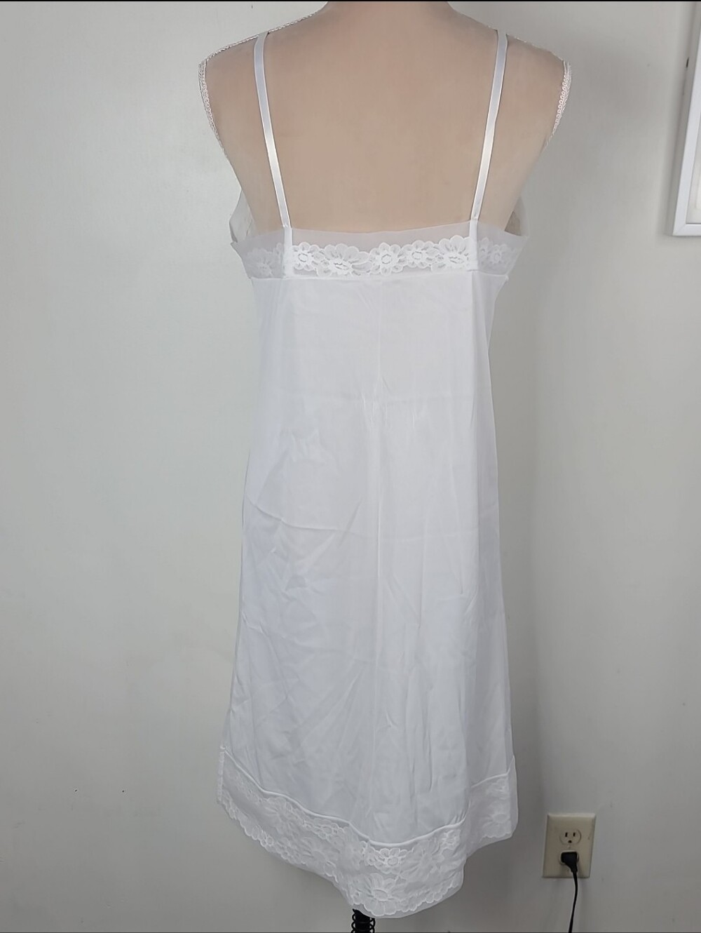 Vintage 70's Vanity Fair Ivory White Nylon Lace Trim 24" Full Slip Dress 38 - Picture 4 of 15